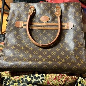 Nice bag LV like.